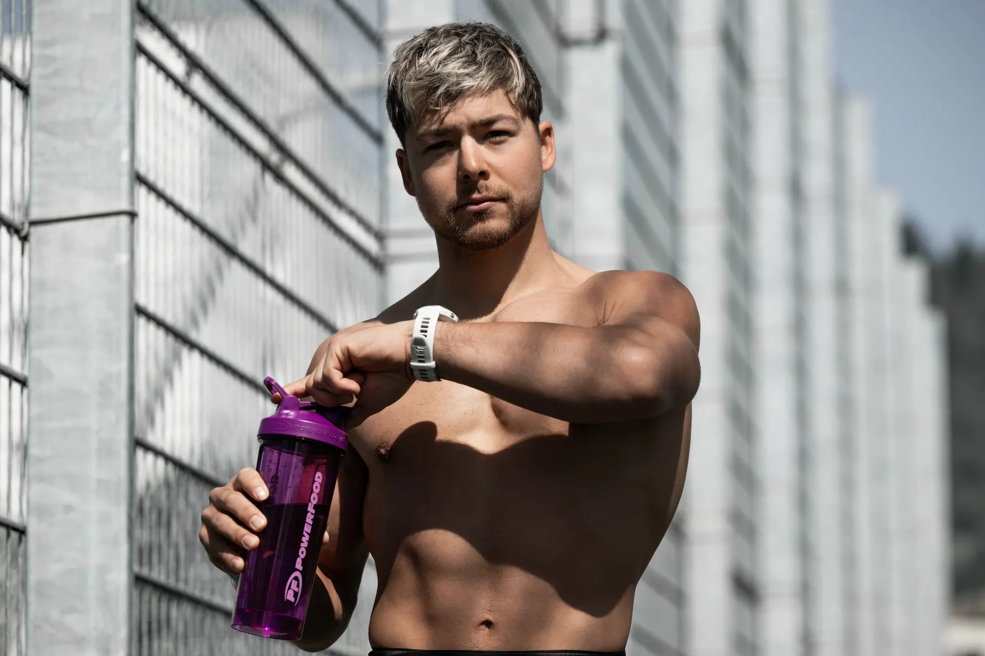 Samir Serhani mit Trinkflasche an einer Wand
