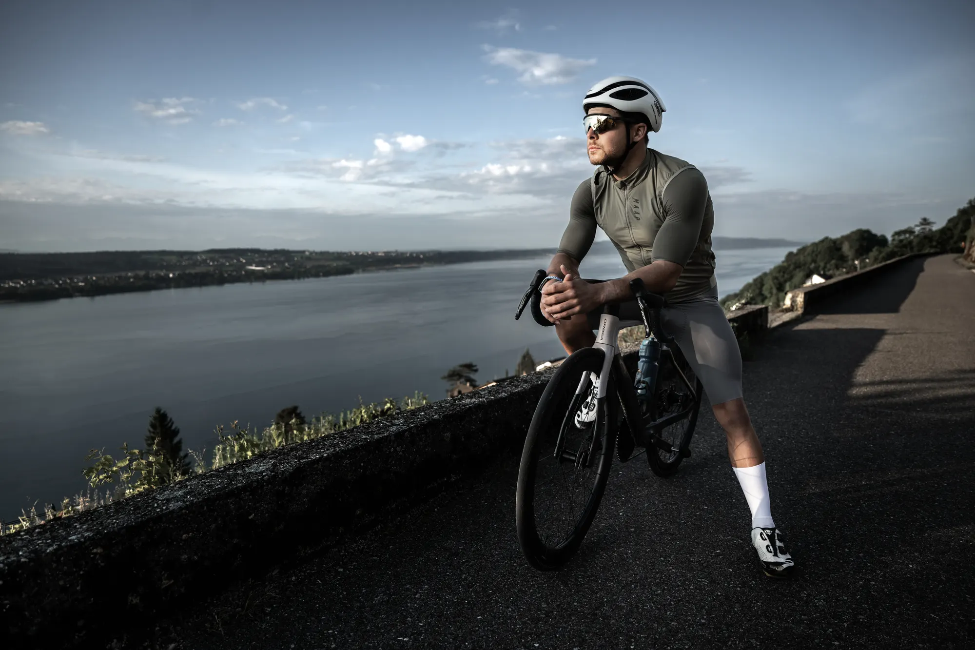 Samir Serhani mit Rennrad an einer Seepromenade