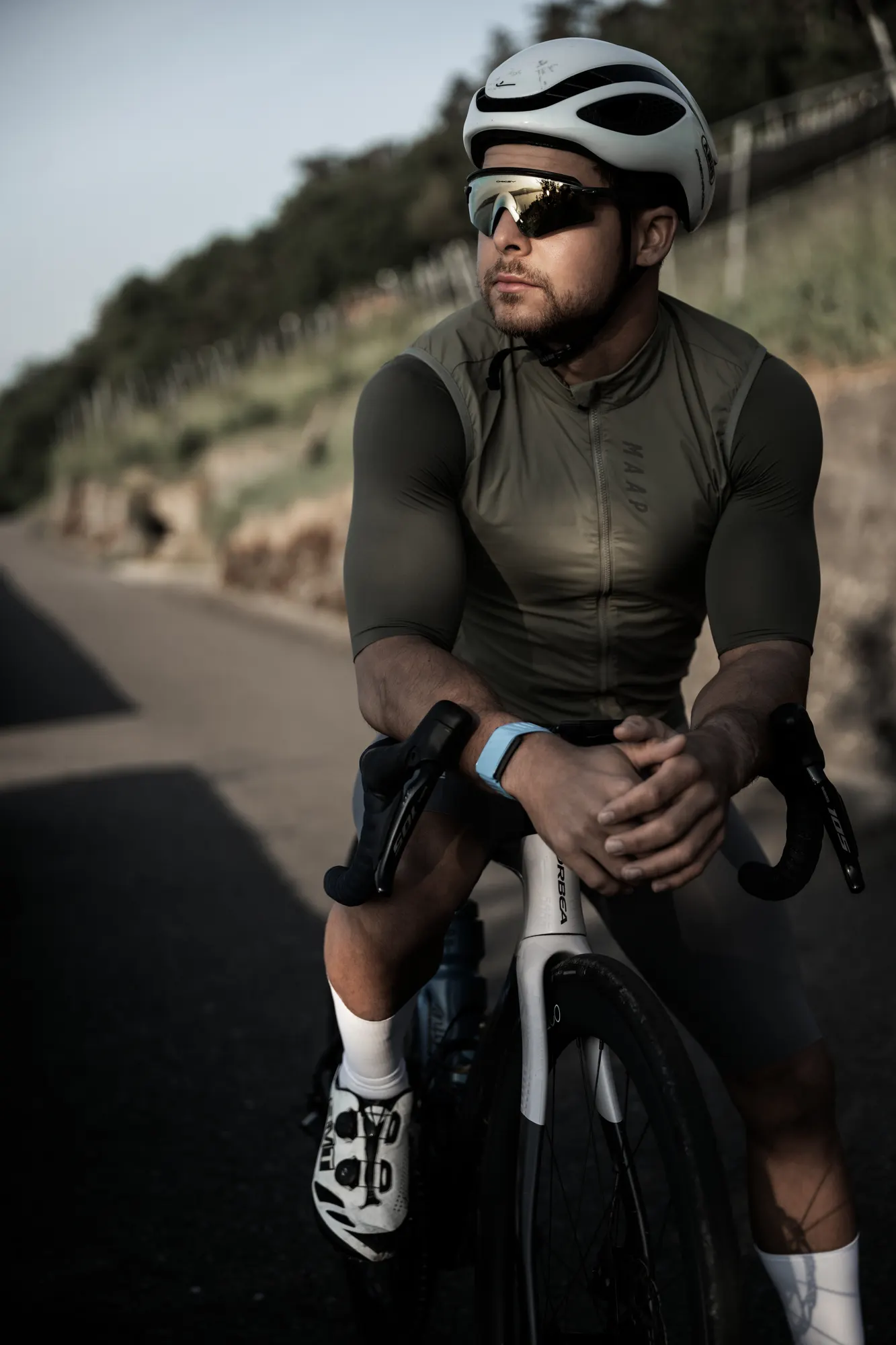 Samir Serhani mit Rennrad und Helm