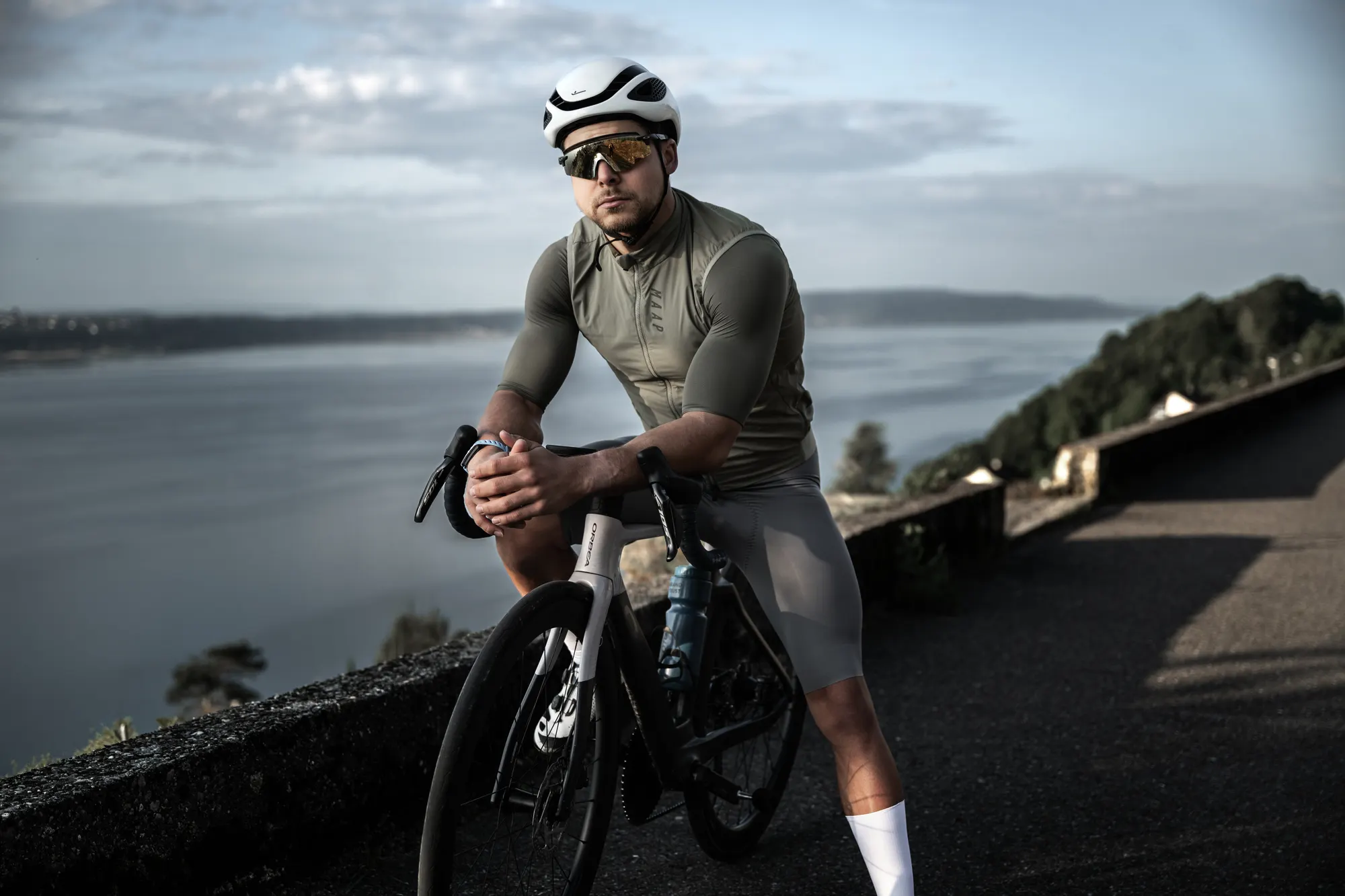 Samir Serhani auf dem Rennrad am See