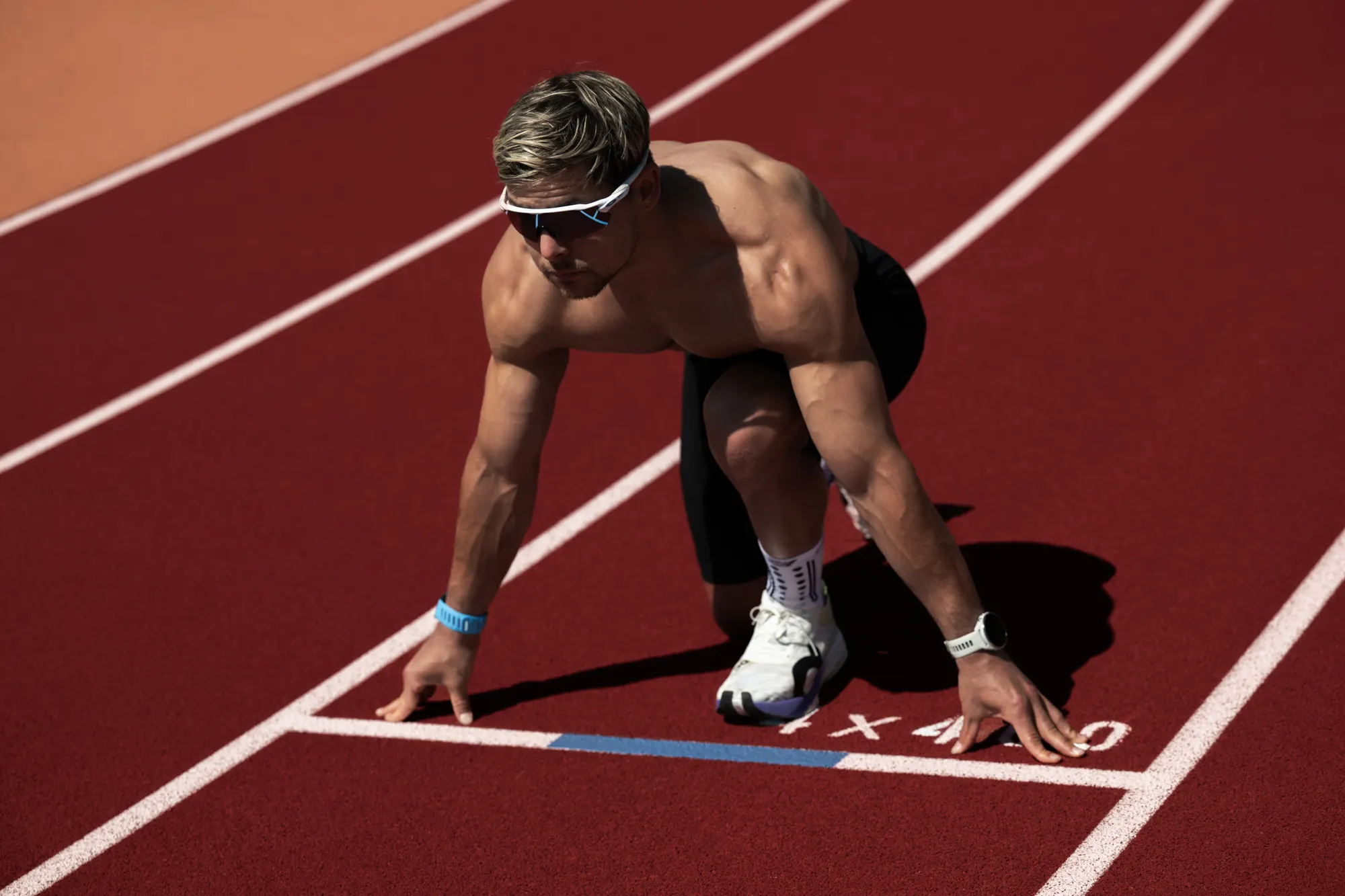 Samir Serhani in Startposition auf der Leichtathletikbahn