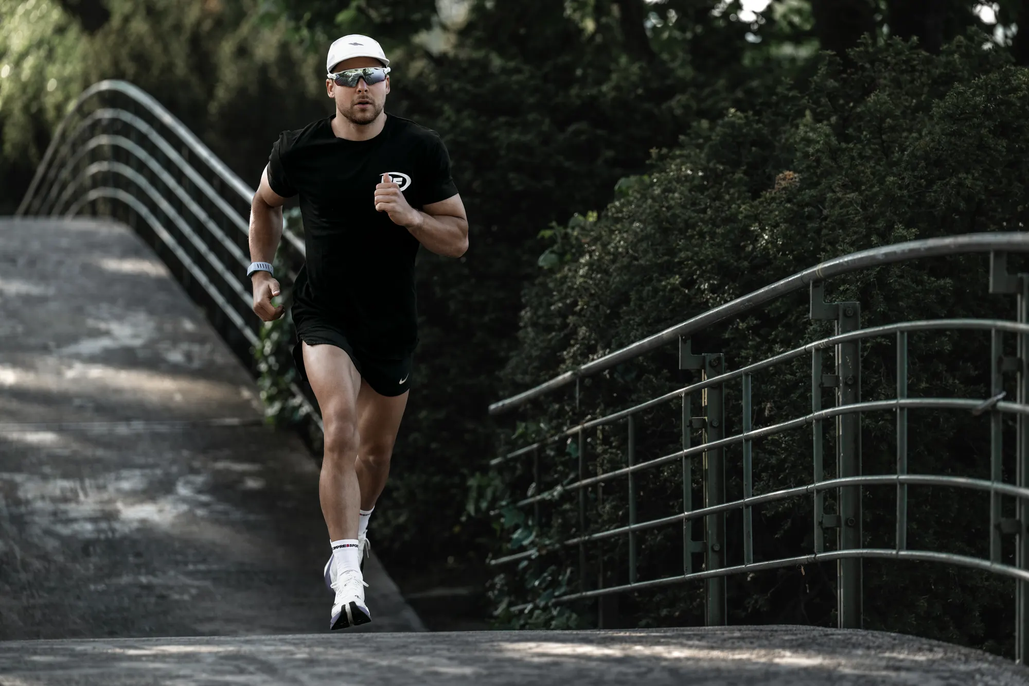 Samir Serhani beim Lauftraining auf einer Brücke